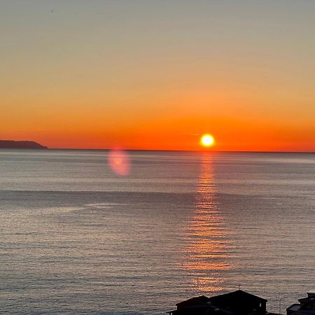 Roumers Himara Екстериор снимка