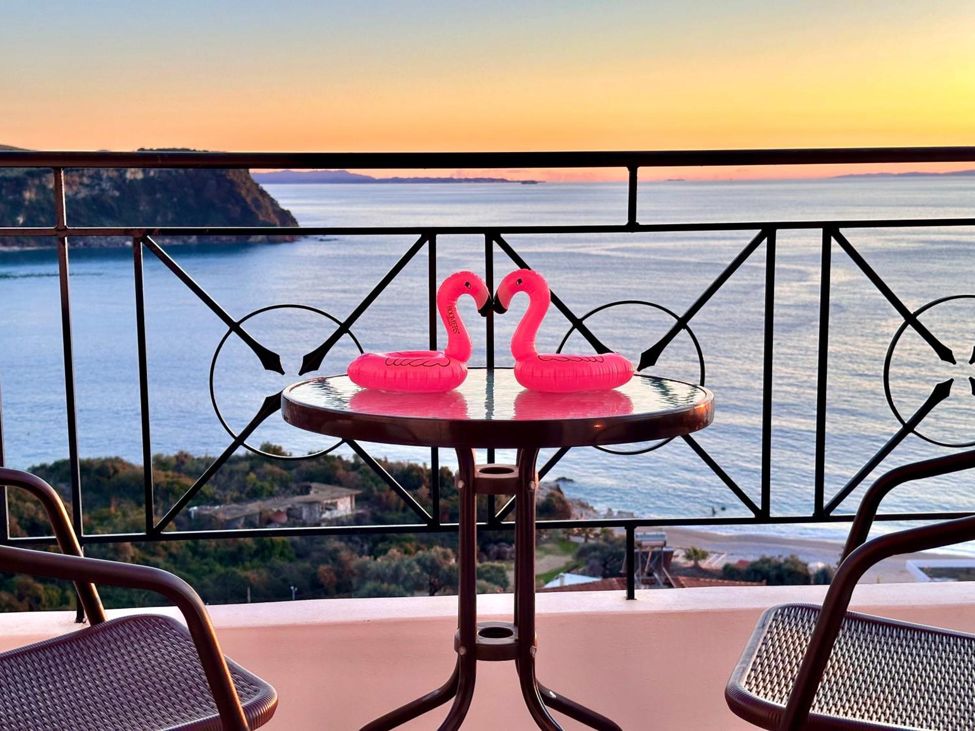 Roumers Himara Екстериор снимка