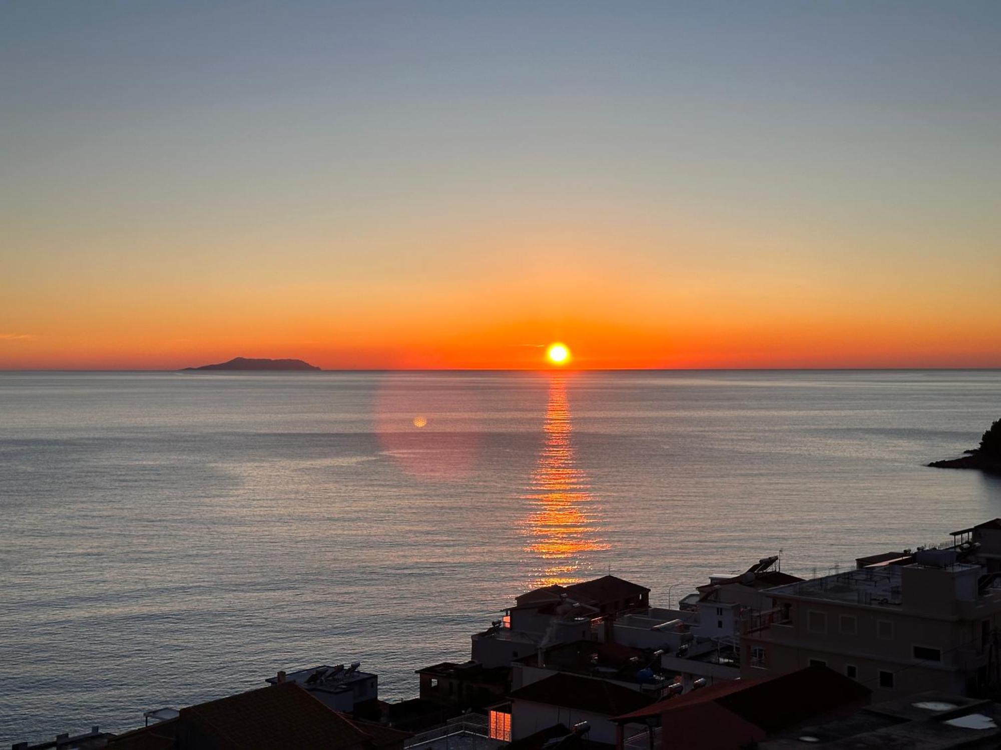 Roumers Himara Екстериор снимка